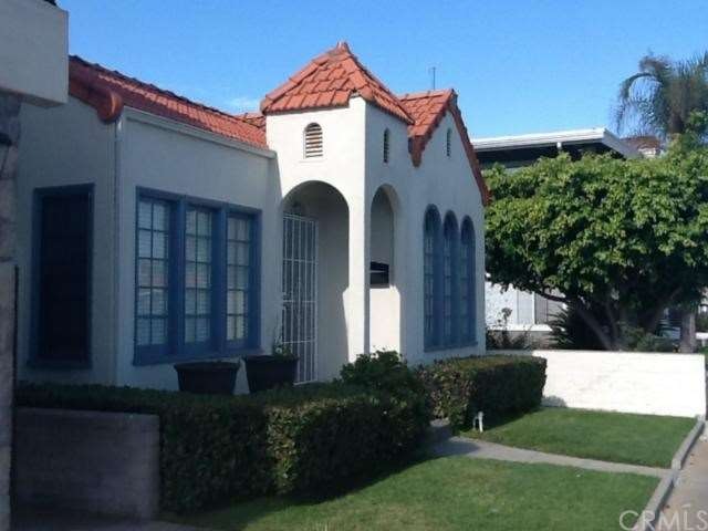 Charming Cottage faces Balboa Blvd.