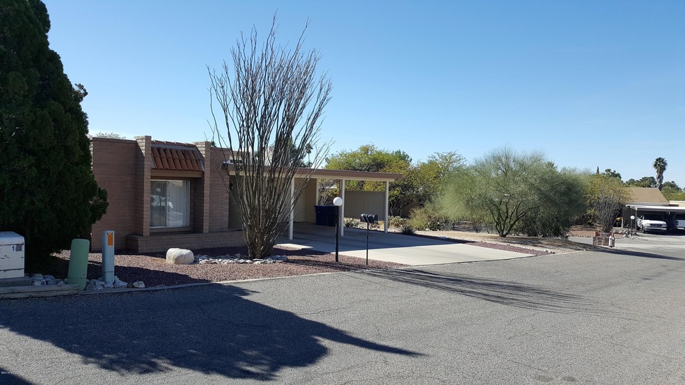 Fully Detached/ Private corner lot