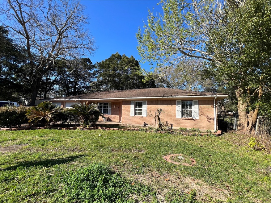 1714 W Adoue St, Alvin, TX 77511 - photo 1