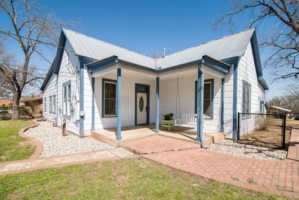 807 Poplar St, Fredericksburg, TX 78624 - photo 1