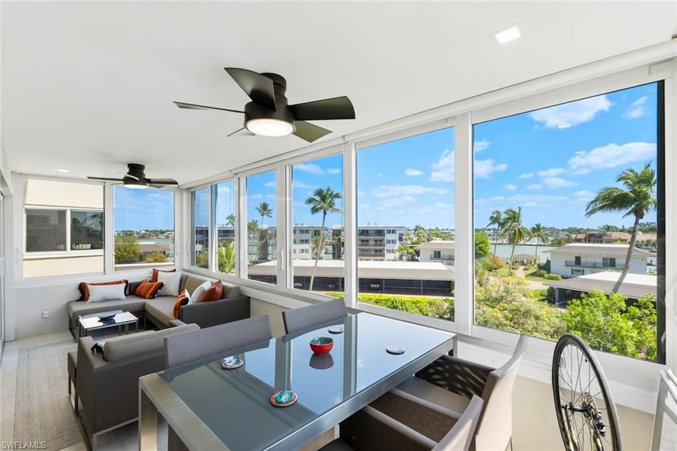 Sunroom / solarium featuring a ceiling fan