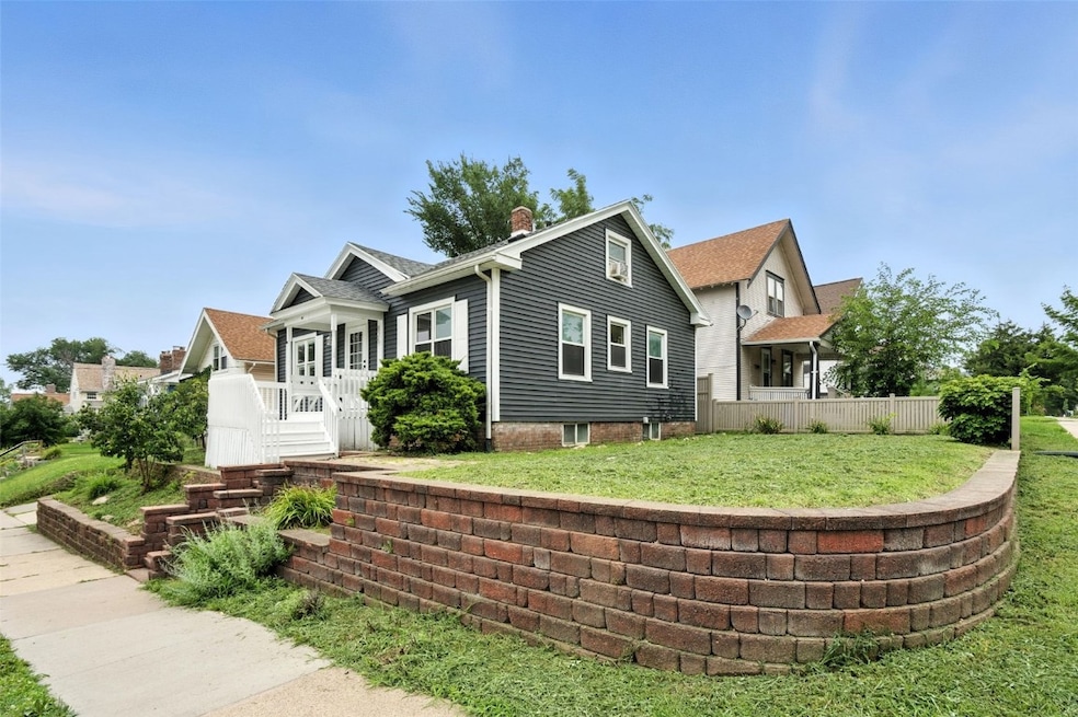 826 Wellington St SE, Cedar Rapids, IA 52403 - photo 1