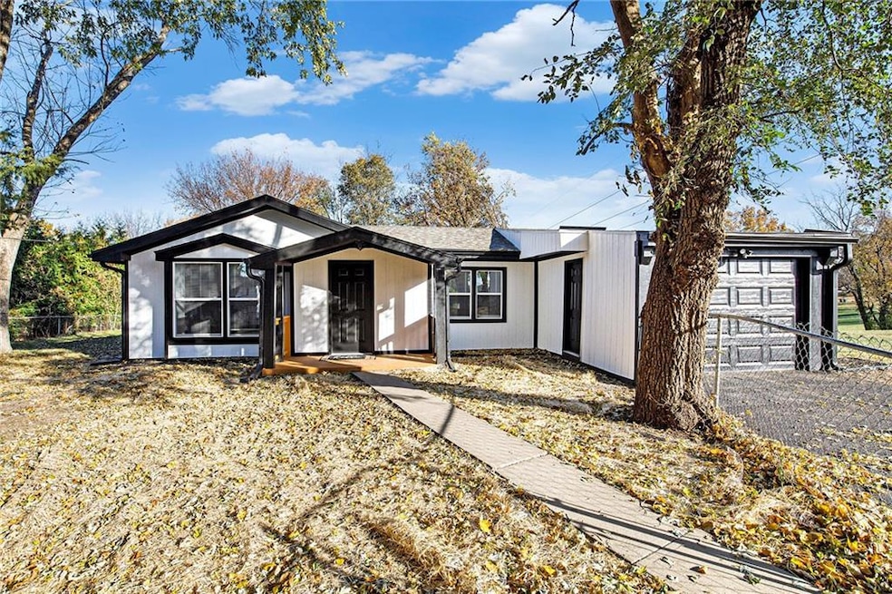 7922 E 58th St, Kansas City, MO 64129 - photo 1