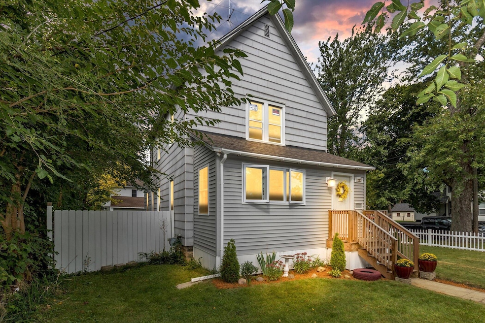 01-1223-Lake-St-WindowStill-Real-Estate-