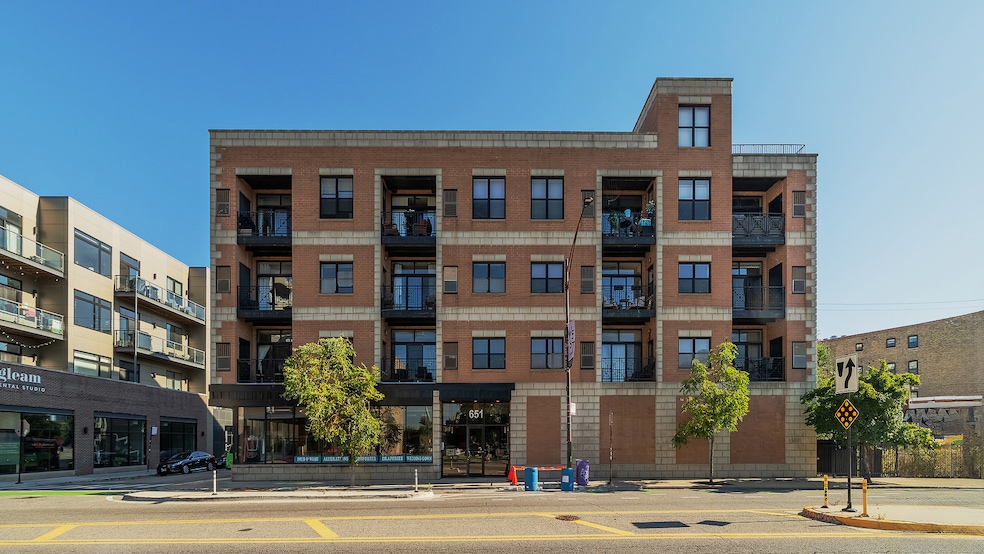 651 N Milwaukee Ave unit 304, Chicago, IL 60642 - photo 1