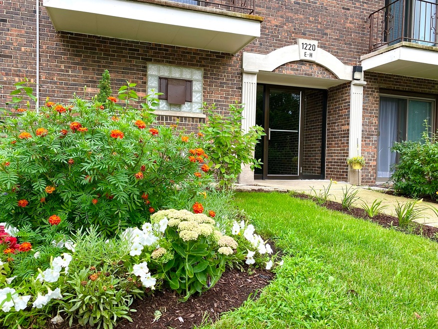 1220 S Lorraine Rd unit 3E, Wheaton, IL 60189 - photo 1