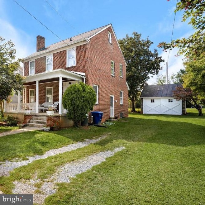 211 Blue Ridge Ave, Front Royal, VA 22630 - photo 1