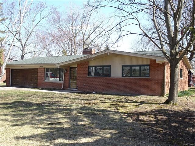 Front view of home with 2 car garage.