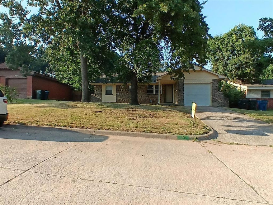 1320 Parkwoods Ct, Oklahoma City, OK 73110 - photo 1