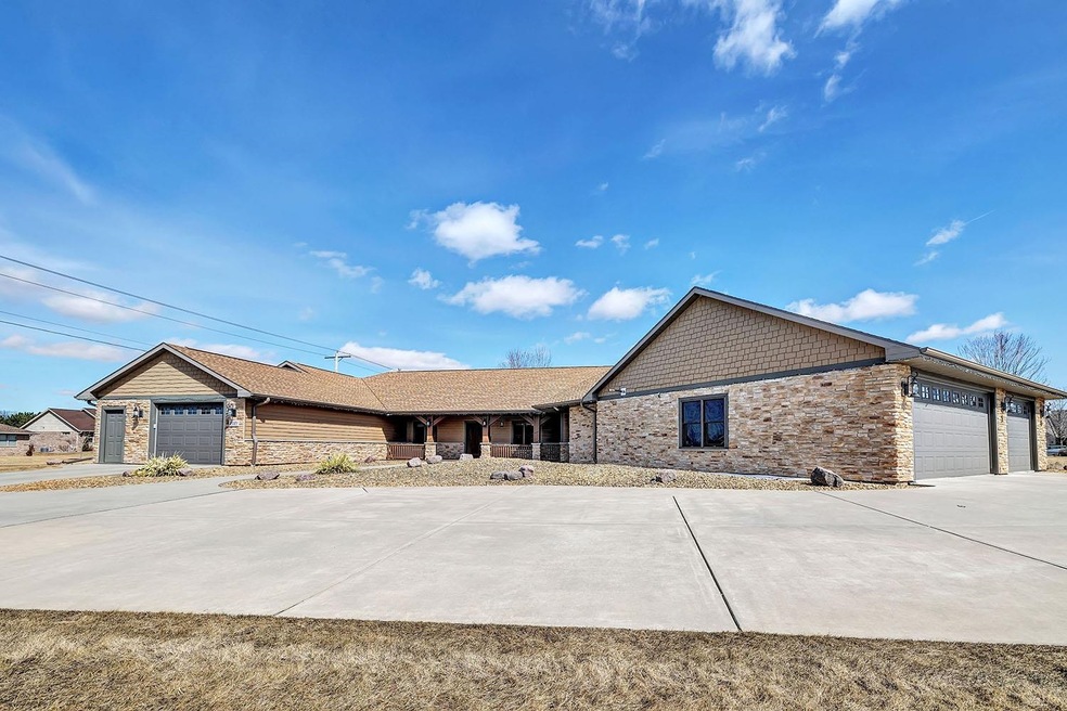 5 Bedrooms or Possible mother-in-law suite / guest