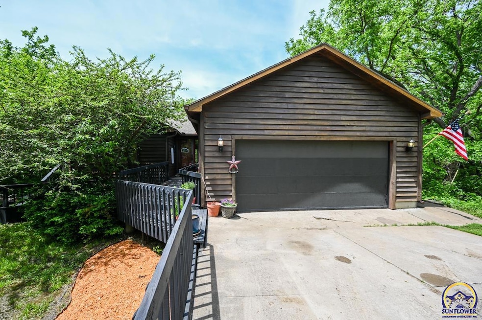 5135 SW 53rd St, Topeka, KS 66610 - photo 1