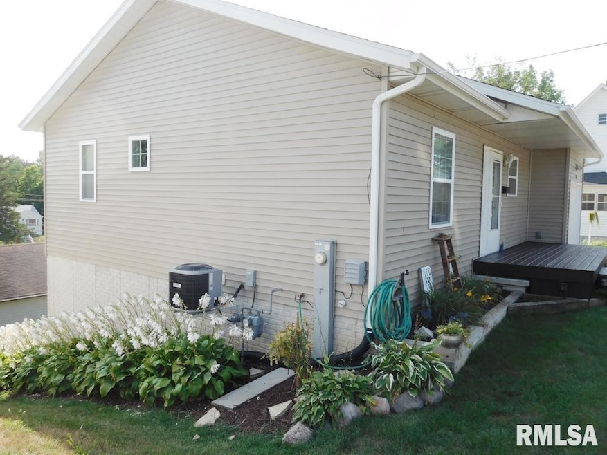 1609 Judson St, Davenport, IA 52803 - photo 1