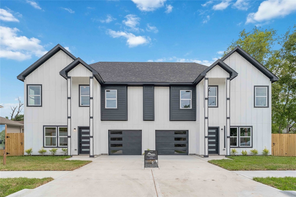 Modern elegance meets comfort at this stunning duplex. Featuring sleek design elements, spacious interiors, and a prime location, it's the perfect blend of style and convenience. Don't miss out on making this exceptional home yours!