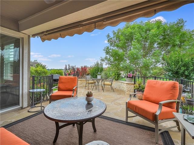 Wonderful bird watching and peaceful back yard views the ready from your covered back patio.