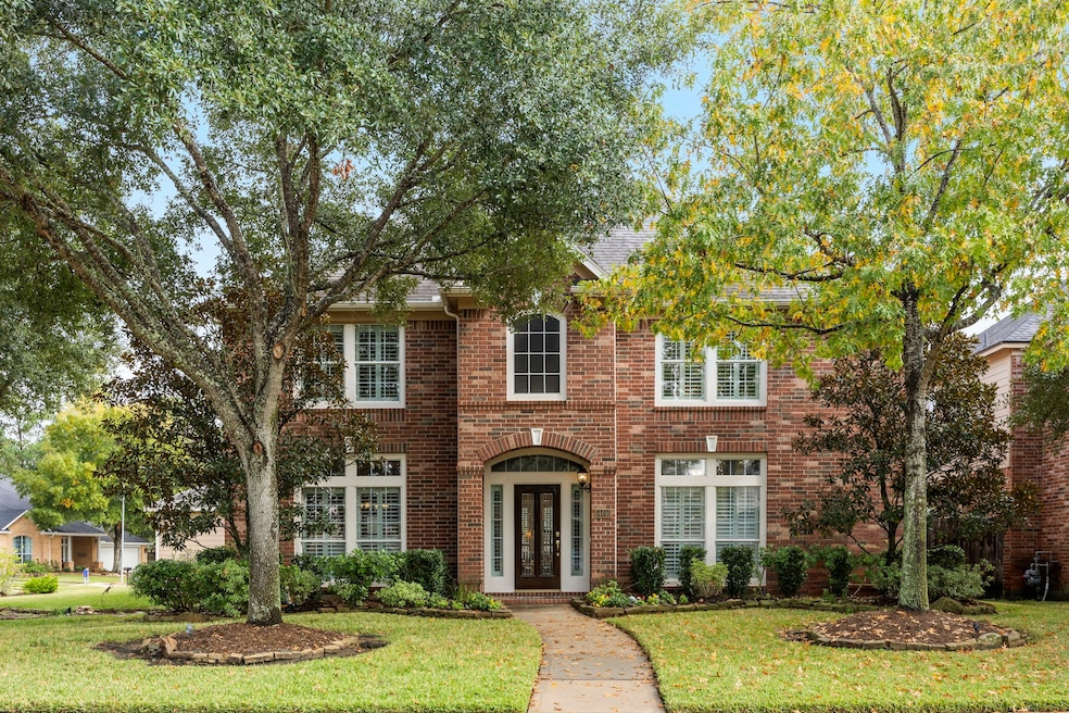 Stunning 2 story Perry home on an oversized corner lot in Coles Crossing!