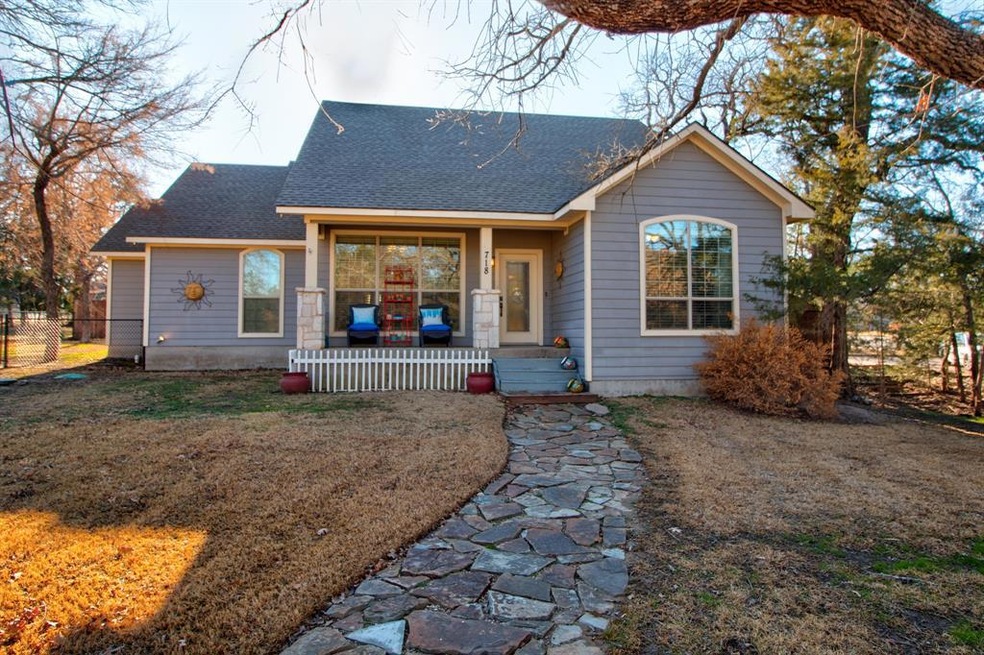 718 Kiowa Dr E, Gainesville, TX 76240 - photo 1