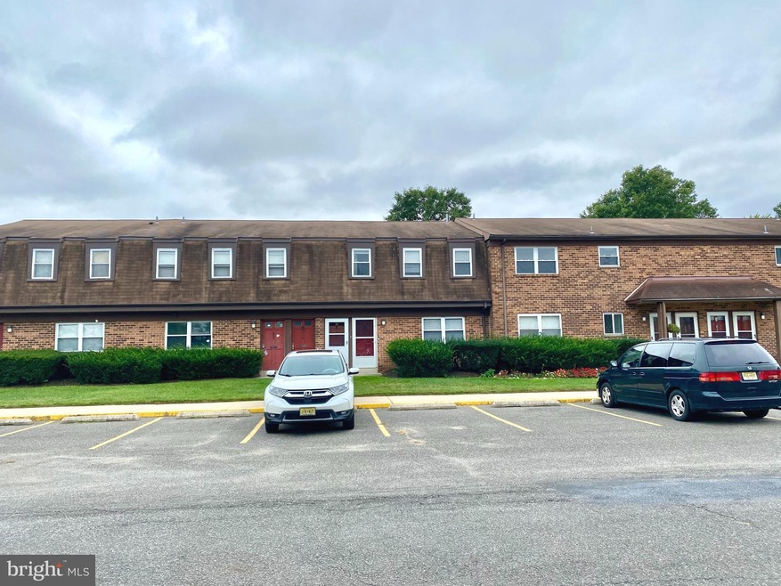 805 Henri Ct unit 805, Burlington, NJ 08016 - photo 1