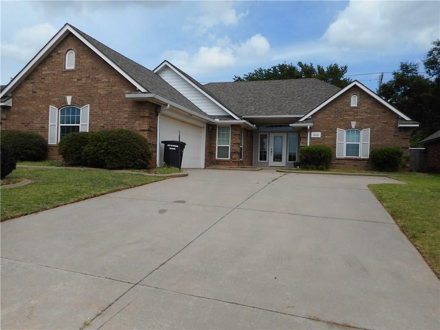 2628 E Hills Dr, Moore, OK 73160 - photo 1