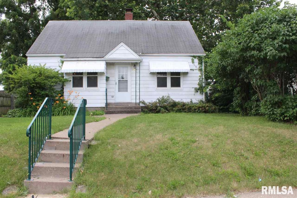 2117 W High St, Davenport, IA 52804 - photo 1