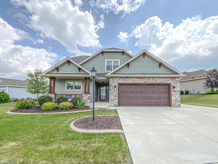 1099 Pine Ridge Ct Unit 1099, Oconomowoc, WI 53066