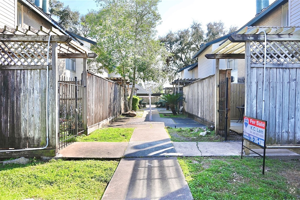 7918 Prestwood Dr unit 4, Houston, TX 77036 - photo 1