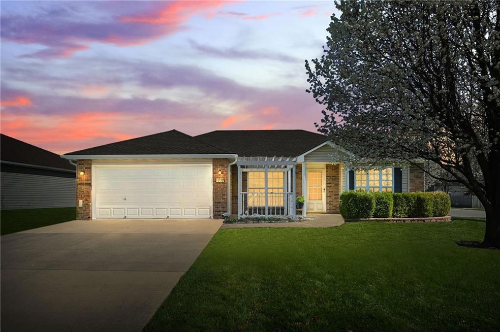 717 Coventry Ln, Raymore, MO 64083 - photo 1