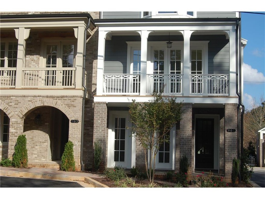 Luxury Townhome* End Unit* 2 blocks from Canton St