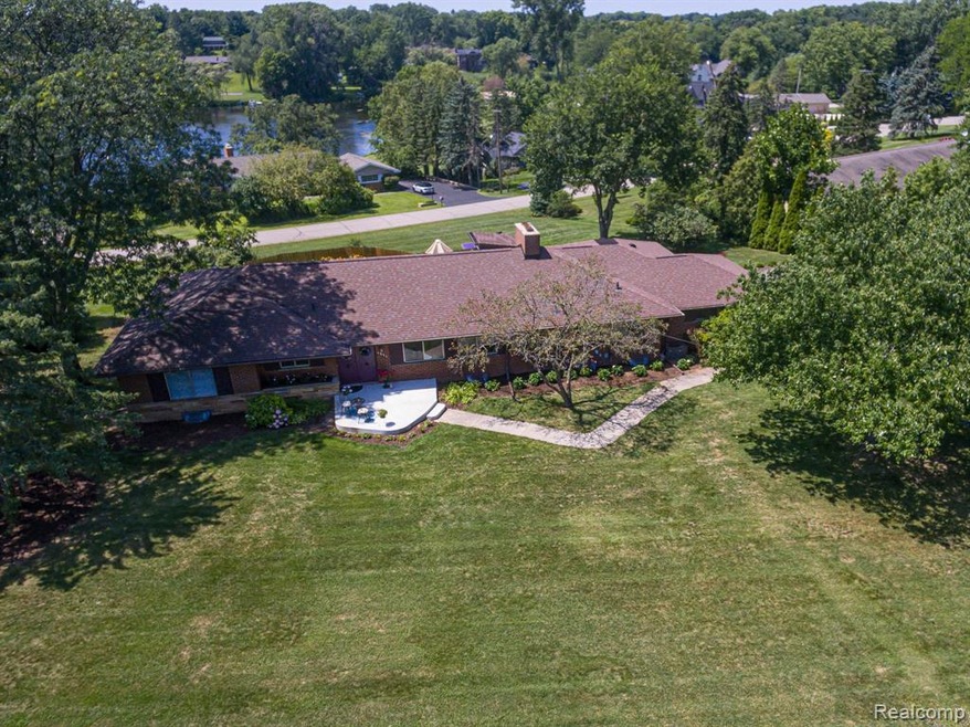 6846 Crestway Dr, Bloomfield Hills, MI 48301 - photo 1