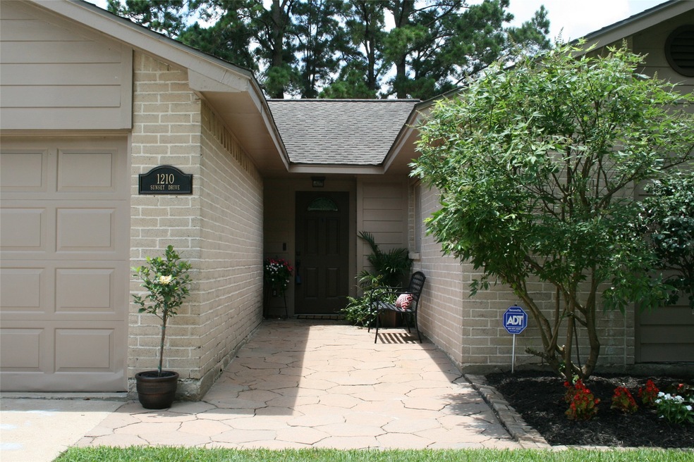 1210 Sunset Dr, Friendswood, TX 77546 - photo 1