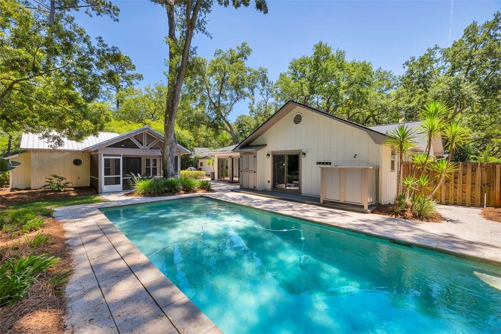 Great Pool with pool house and main house in the b