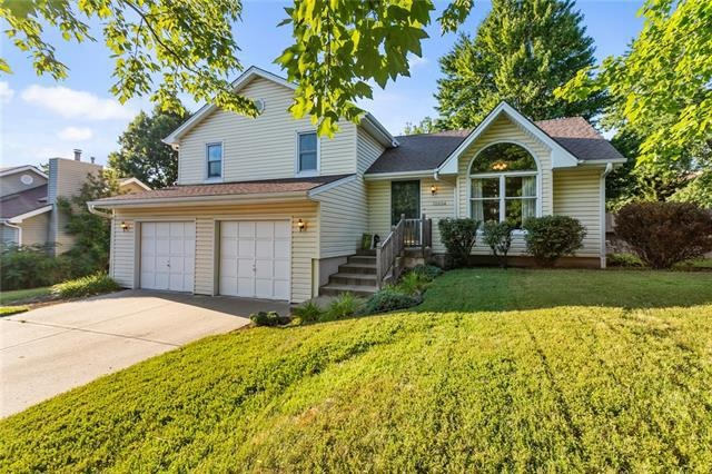 Welcome Home! 10004 NW 86th Street in Wildwood West.