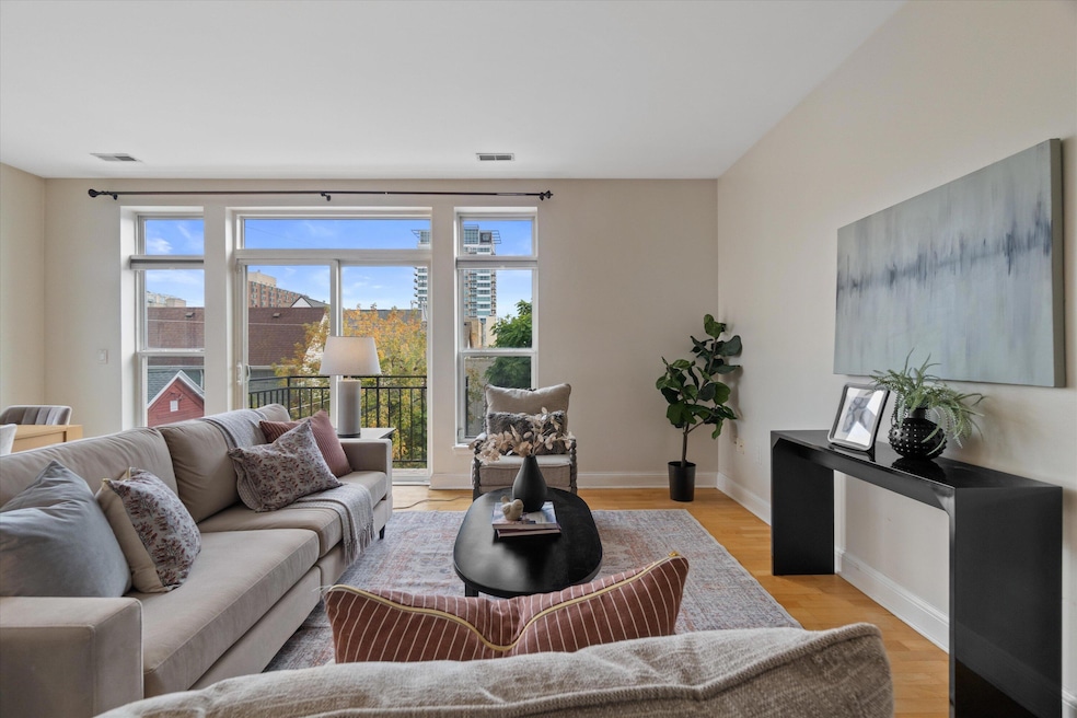 1550 N Warren Ave unit 304, Milwaukee, WI 53202 - photo 1