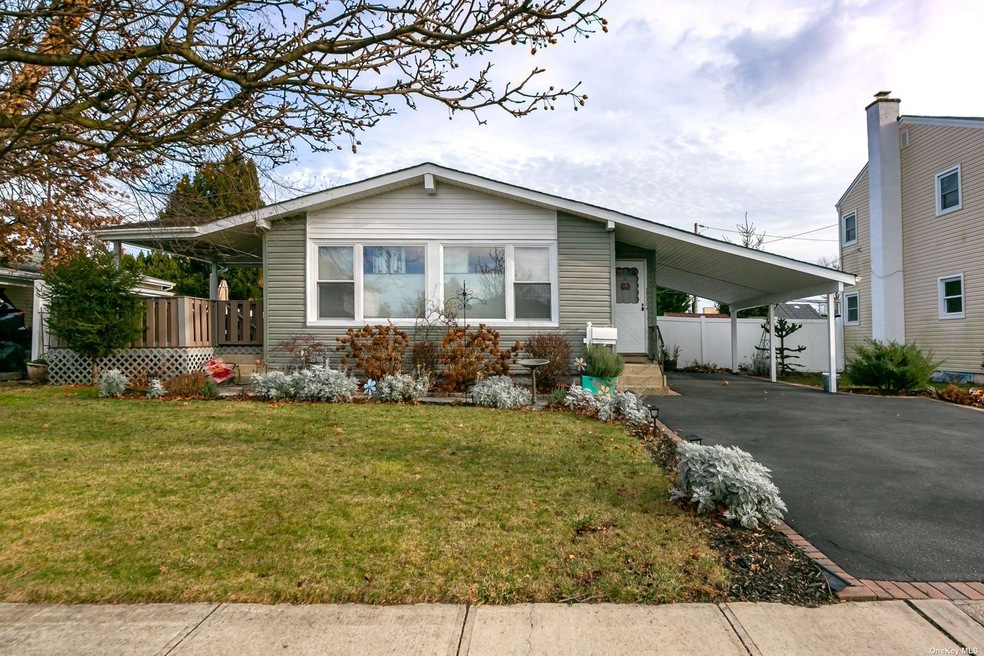 610 North Rd, Bethpage, NY 11714 - photo 1