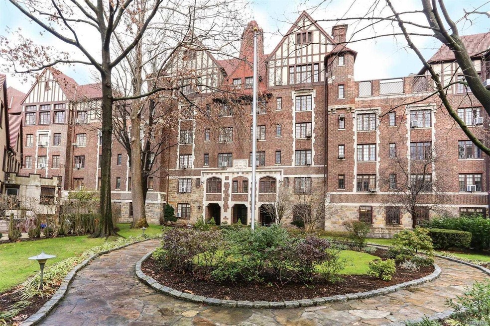 10 Holder Place unit 4G, Forest Hills, NY 11375 - photo 1