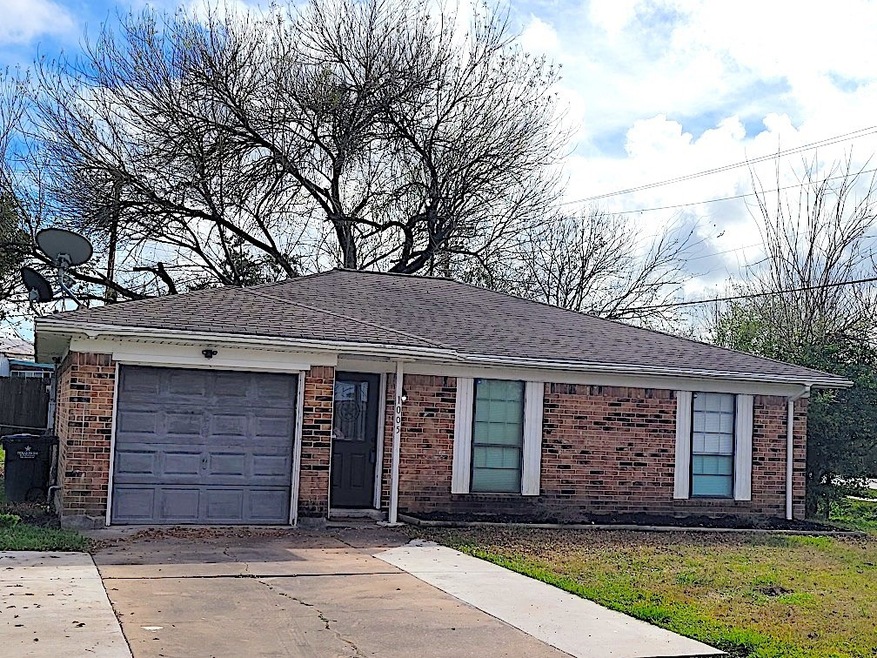 1005 Dyche Ln, Alvin, TX 77511 - photo 1