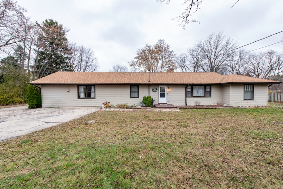 35861 N Fuller Rd, Gurnee, IL 60031 - photo 1