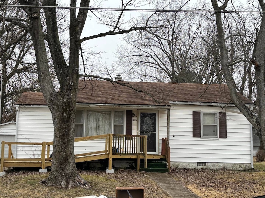 1105 N 1st St, Fairfield, IL 62837 - photo 1