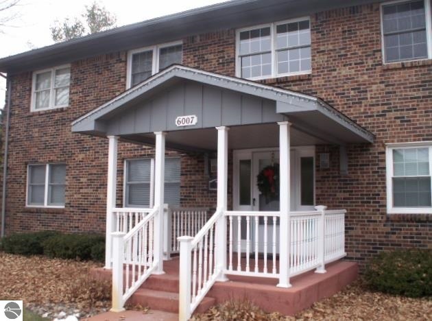 2 Bedroom 1 bath condo generousw room sizes. Loads