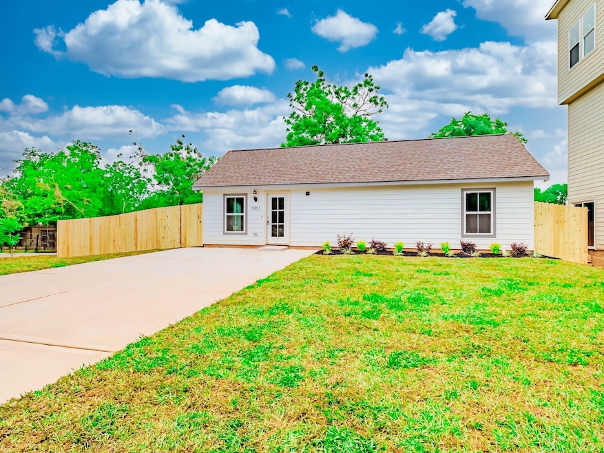 1901 Avenue B, Rosenberg, TX 77471 - photo 1