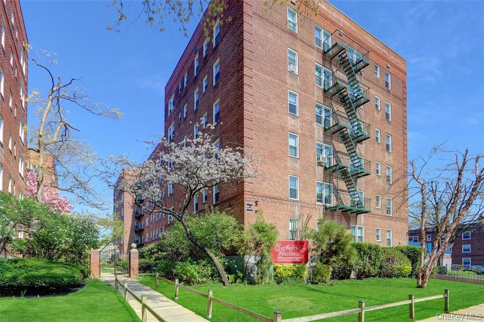 Cathedral Gardens unit 4A, Hempstead, NY 11550 - photo 1