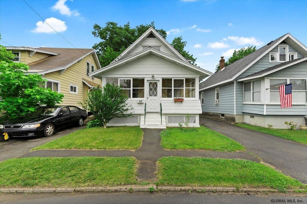 709 Cramer Ave, Schenectady, NY 12306 - photo 1