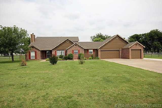 2.5 Acres with 40x40 Shop, Fully Fenced.