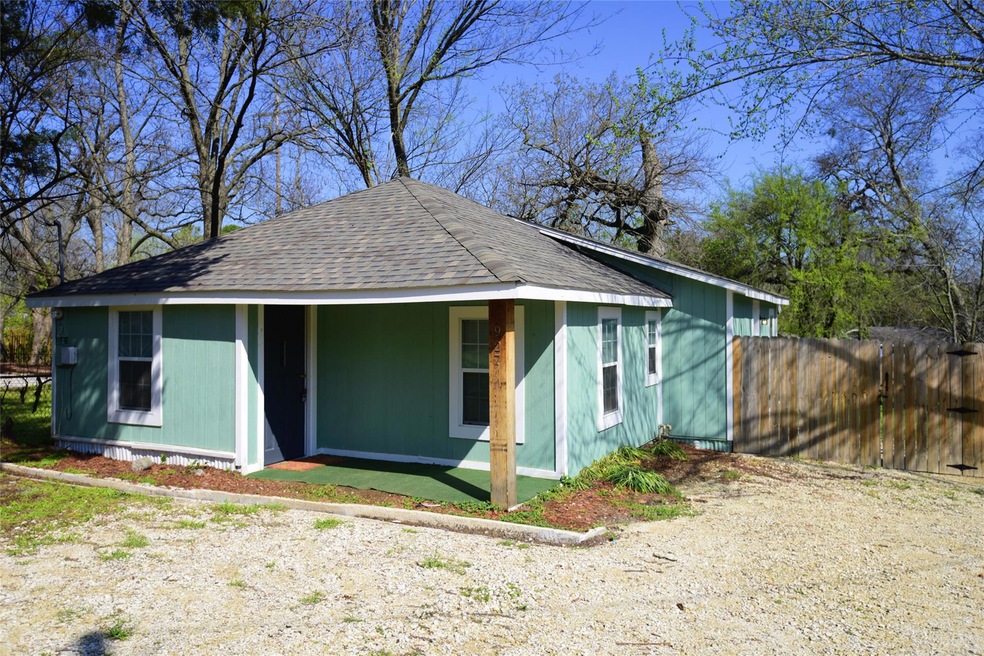 927 Baker St, Denison, TX 75020 - photo 1