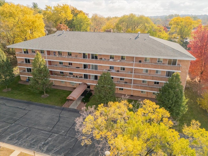 2051 Allen Blvd unit 402, Middleton, WI 53562 - photo 1