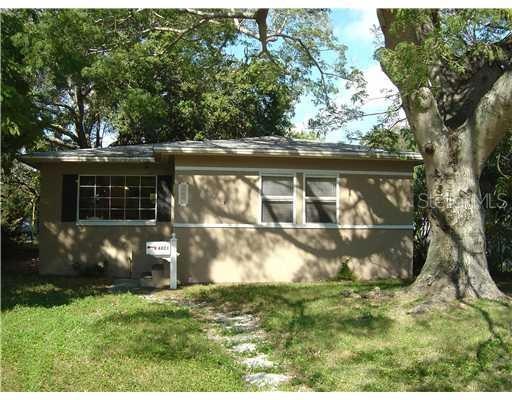 Exterior Front - Beautiful mature oak helps provide shade on those warm Florida days.