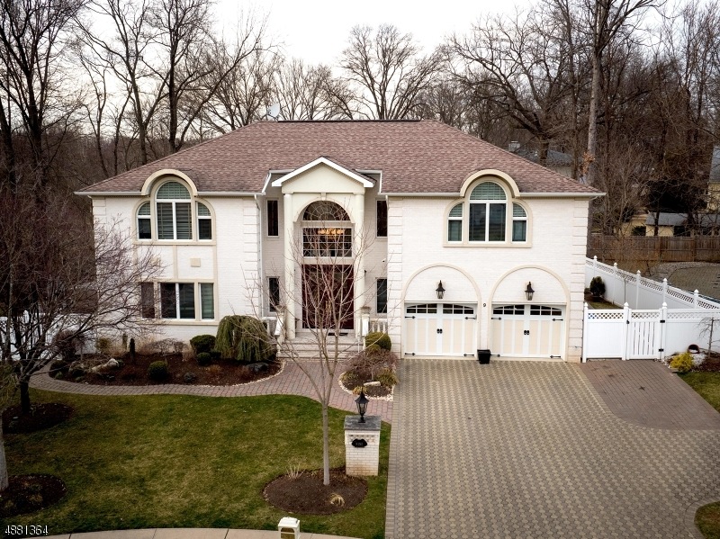 9 Pelican Ct, Paramus, NJ 07652 - photo 1