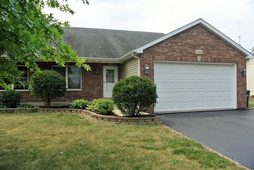 1/2 duplex is spacious both inside and out. Newly 