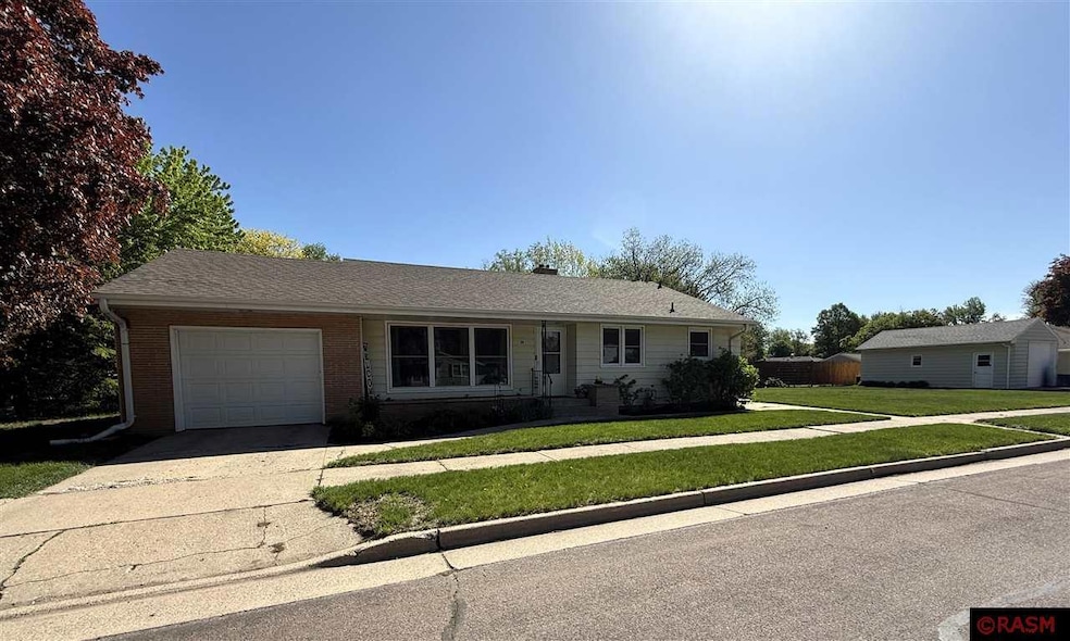 24 Hazelwood Ave, New Ulm, MN 56073 - photo 1