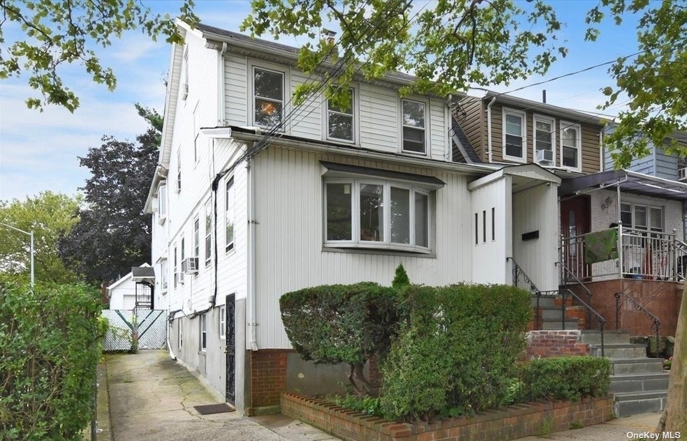 61-11 156th St, Flushing, NY 11367 - photo 1