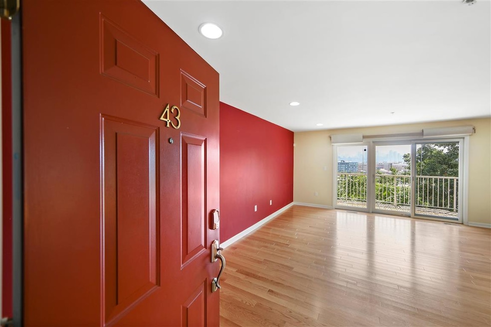 43 Legend Hills Dr, Edgewater, NJ 07020 - photo 1